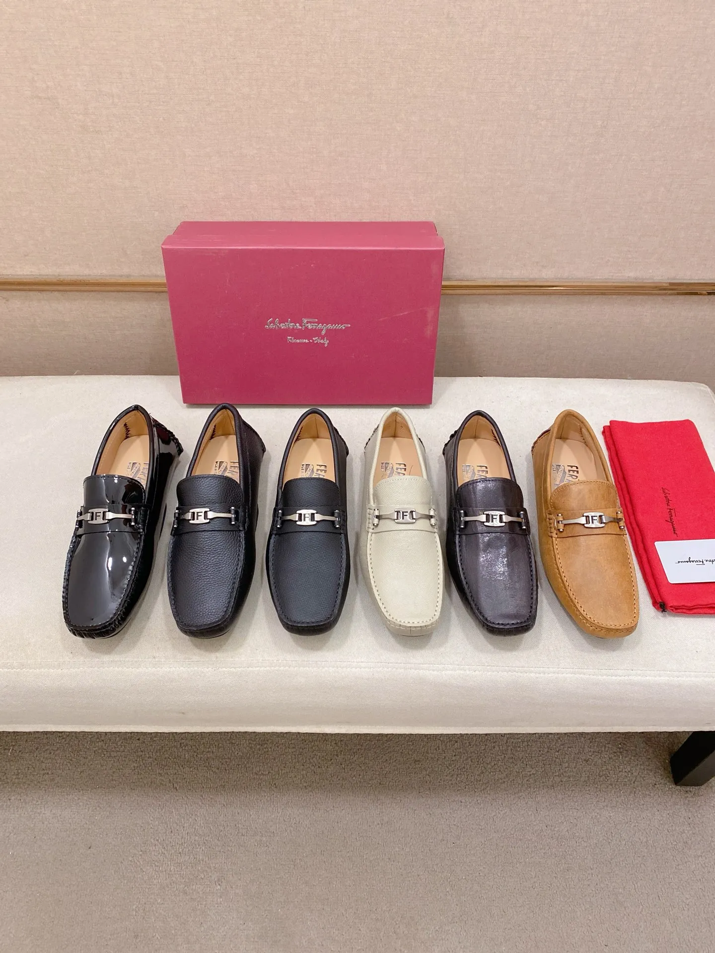 Factory price: 540💰High-end quality! Ferragamo🆕🆕Exclusive hot-selling products in stock🔥🔥New products on the shelves, high-quality Ferragamo men's pea shoes, high-end casual driving shoes, with complete packaging! 💪 💪 Material: imported first-layer cowhide 🐂 + imported high-quality water-dyed cowhide lining + wear-resistant outsole 👍🏻👍🏻 Features: high-end and comfortable, purely handmade 🚀 🚀 Create the perfect shoe that suits you best 🔥 🔥 Size: (38-44) 45 standard size can be customized!